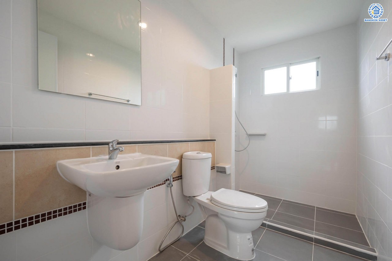 บ้านมือสองตกแต่งใหม่ โครงการ ภัสสร26 ราชพฤกษ์-ติวานนท์ เนื้อที่ 55.9 ตร.ว. ฟังก์ชัน 3 ห้องนอน 3 ห้องน้ำ จอดรถได้ 2 คัน บรรยากาศเงียบสงบเป็นส่วนตัว สิ่งอำนวยความสะดวกมากมาย! บนทำเลศักยภาพ หน้าโครงการติดถนนใหญ่ เชื่อมต่อถนนราชพฤกษ์ ใกล้จุดขึ้นทางด่วน "ศรีสมาน"